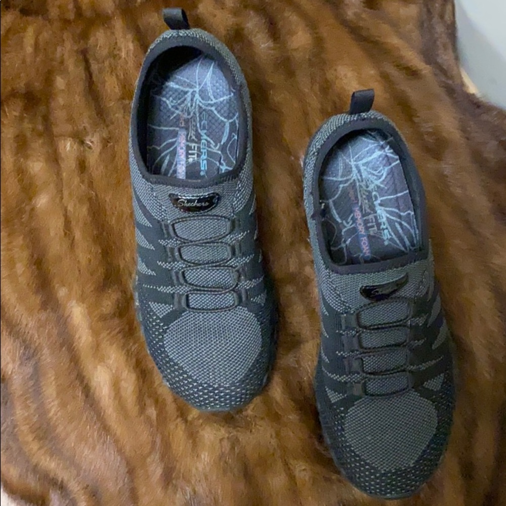 Sketchers black sneakers